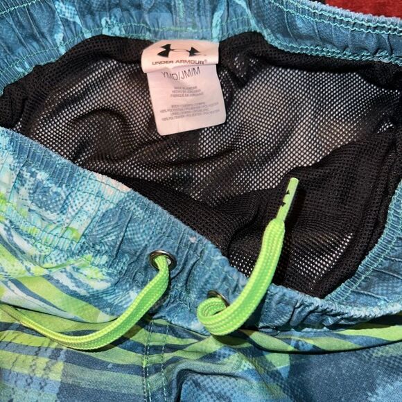 Boys Under Armour Swim Trunks Size YMD - Picture 2 of 3